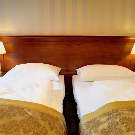 Hotel Kazimierski Zdroj ยาโนเวียซ ภายนอก รูปภาพ