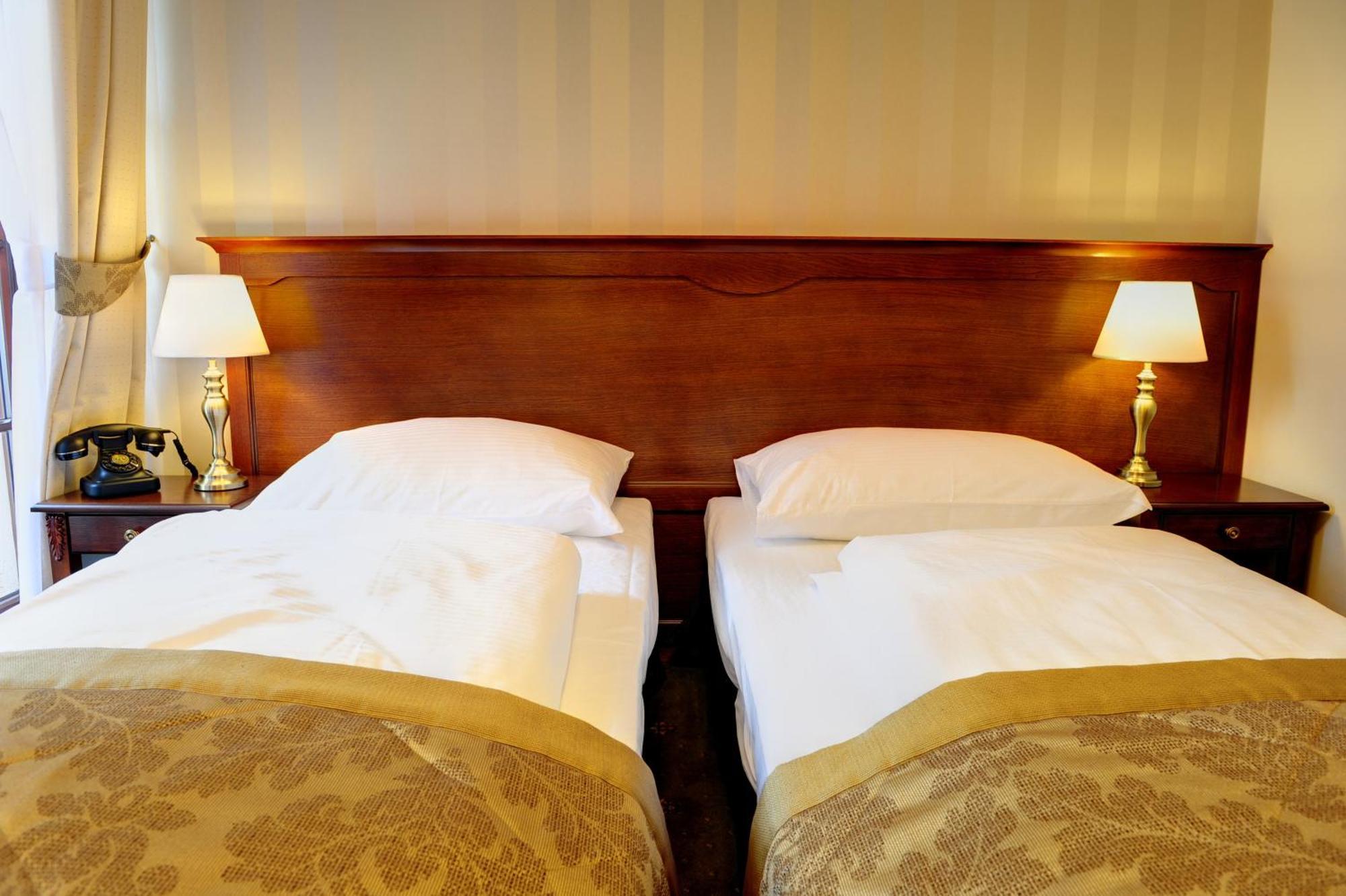 Hotel Kazimierski Zdroj ยาโนเวียซ ภายนอก รูปภาพ