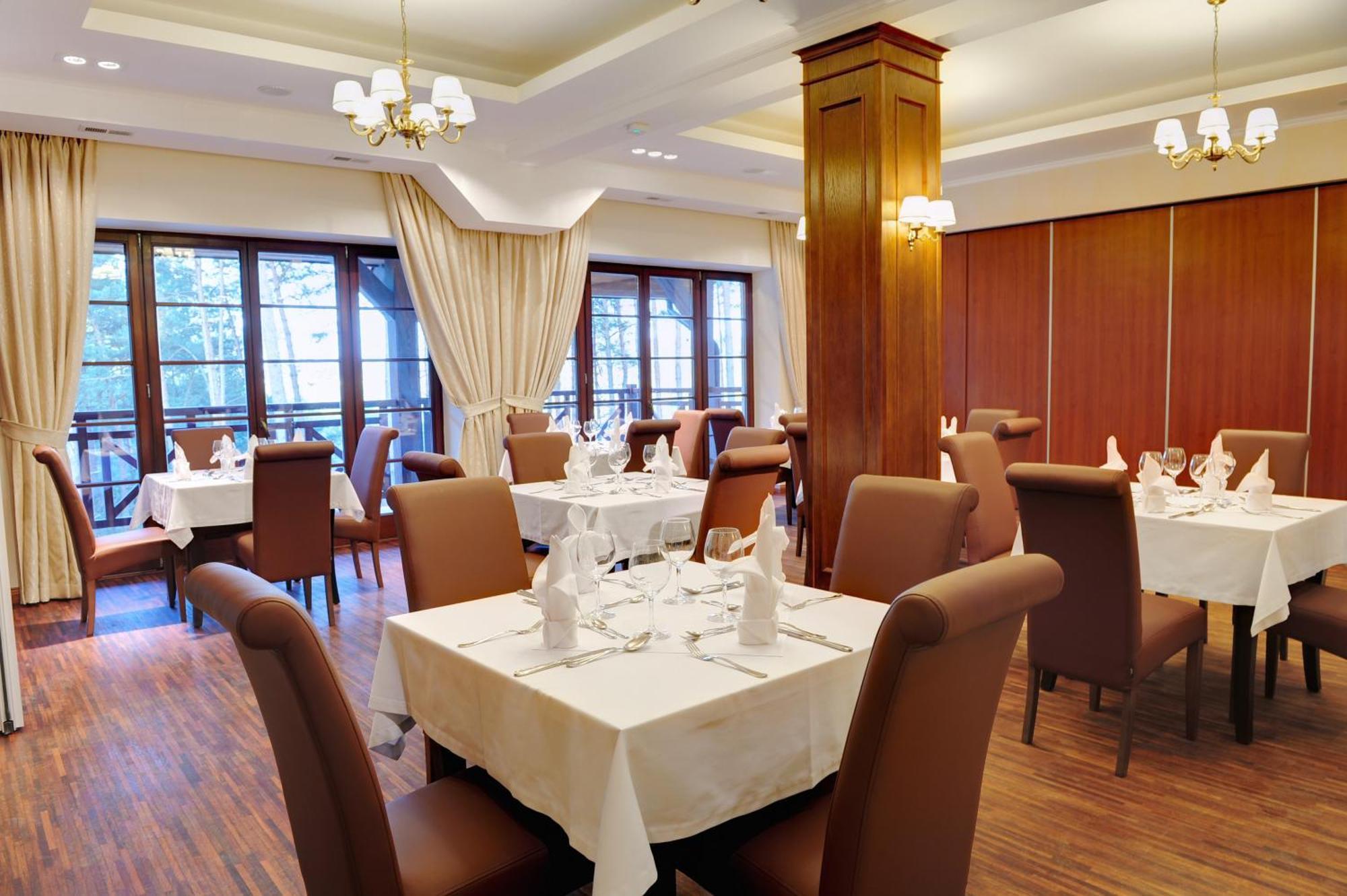 Hotel Kazimierski Zdroj ยาโนเวียซ ภายนอก รูปภาพ
